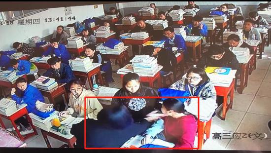 教室内监控视频记录了校外女子打女学生的一幕。视频截图