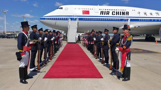 △当天下午,习近平结束对阿根廷的国事访问。这是即将踏上下一段航程的习主席专机。(央视记者李铮拍摄)