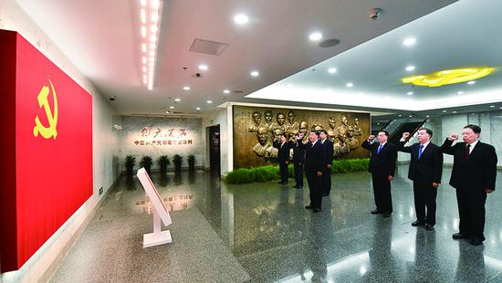 2017年10月31日,中共中央总书记、国家主席、中央军委主席习近平带领中共中央政治局常委李克强、栗战书、汪洋、王沪宁、赵乐际、韩正,瞻仰上海中共一大会址和浙江嘉兴南湖红船。这是31日上午,在上海中共一大会址纪念馆,习近平带领其他中共中央政治局常委同志一起重温入党誓词。 新华社记者 李涛/摄
