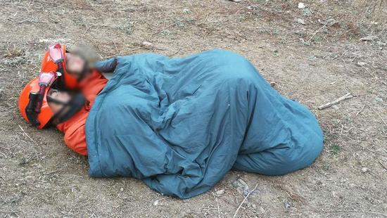 此前救火时，杨瑞伦和上山救火人员睡在地上。      受访者供图