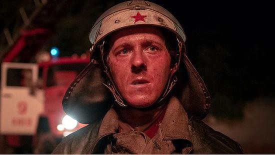 Vasily望着刚刚爆炸的4号核反应堆。图片来源：HBO