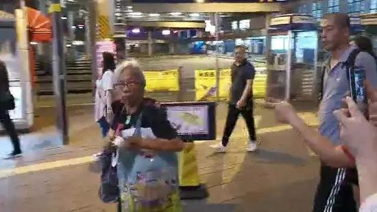 试图张贴“反送中”标语的老太太(视频截图)