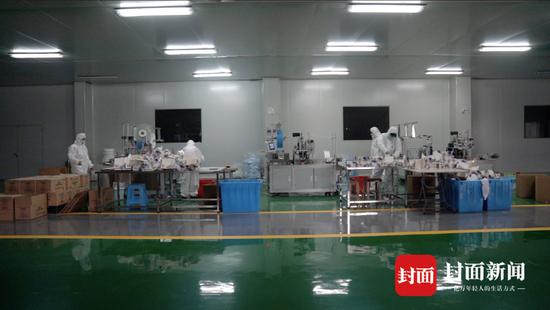 一家7口撑起一条生产线,4名口罩工人都是家人