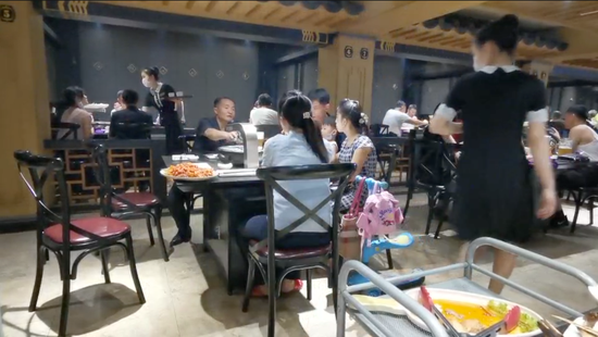 7月26日,平壤市一家餐厅内,客人在用餐。(视频截图)