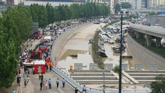 7月22日下午3点,郑州市民在陇海高架桥上拍摄的京广隧道口,现场能够看到受灾的车辆和积水,已经有救援队抵达现场。供图/nan&HAN