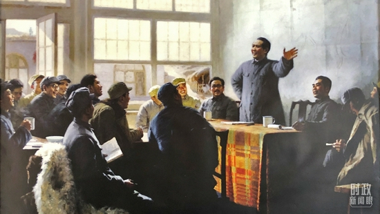 △“十二月会议”场景还原,墙壁上的照片翻拍自画家靳尚谊于1977年创作的布上油画《党的十二月会议》。(总台央广记者刘会民、央视记者许永松拍摄)