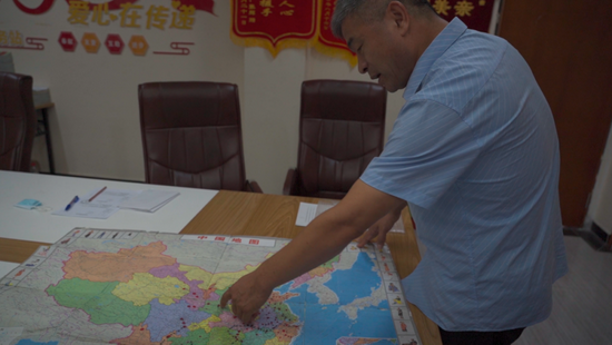 ▲9月15日,李太屯小区天涯寻亲协会办公室,郭刚堂展示了一张地图,画着红点的地方都是他骑行去过的地方。新京报记者 戚厚磊 摄