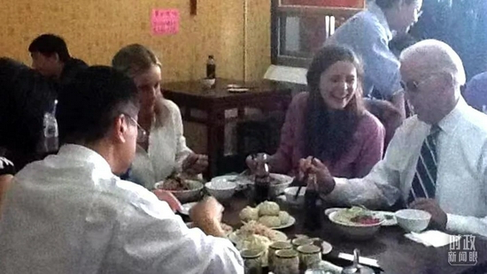 △2011年8月，时任美国副总统的拜登在访华期间，带孙女来到北京鼓楼附近一家小吃店品尝炸酱面。（图/美国驻华大使馆微博）