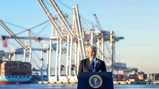 △2021年11月10日，拜登总统前往美国马里兰州的巴尔的摩港，谈论基建计划。他的演讲背景中，停有“上海振华重工”（ZPMC）制造的“新巴拿马式”起重机。（资料图）
