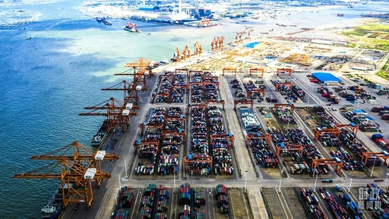△钦州港是我国西部陆海新通道的重要枢纽,目前正加紧建设全国第一个海铁联运全自动化码头。(图/视觉中国)