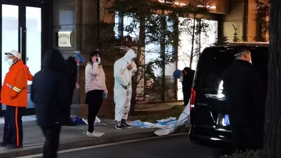 医务人员第一时间到现场采样