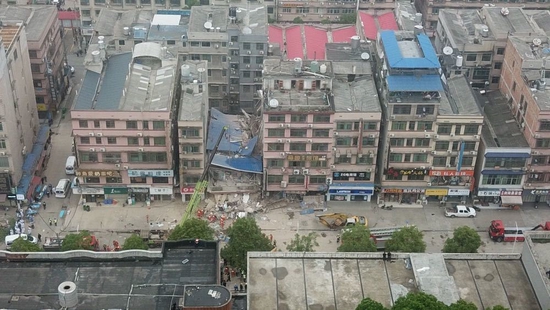 4月29日长沙市望城区楼房倒塌事故现场。新华社记者陈泽国 摄