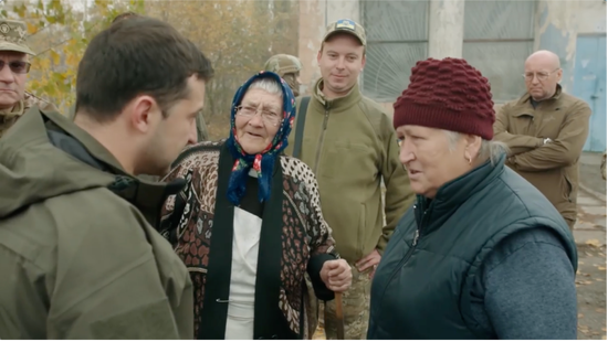 泽连斯基与两位乌克兰老人交谈视频截图。