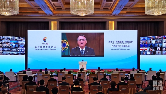 △巴西总统博索纳罗出席论坛开幕式并致辞。(总台央视记者杨波拍摄)