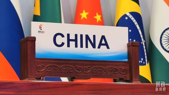 △雕花的中式花梨木卡托,上面放置各国的国名卡。(总台央视记者黄京辉拍摄)