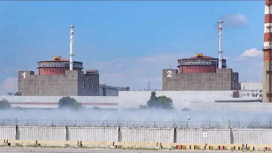 当地时间2022年8月7日，乌克兰扎波罗热州埃涅尔戈达尔市，视频截图显示扎波罗热核电站遭炮击后多处设施遭到破坏。图/IC photo
