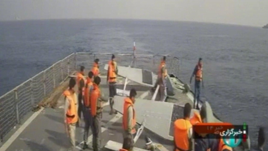 伊朗海军捞起美军无人艇 图源：伊朗国家电视台