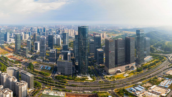 南宁五象新区总部基地发展对比图:上图:2015年,开建时情况(央广网发 周思羽 摄);下图:2022年8月,这里已高楼林立(央广网发 雷月仙 摄)