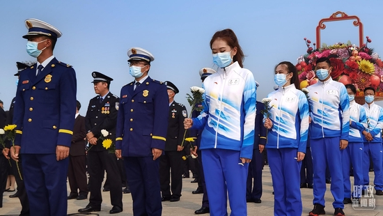 △仪式现场的北京冬奥会冬残奥会突出贡献集体和突出贡献个人代表。(总台央视记者刘琦拍摄)