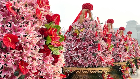 △仪式现场共有9个大型花篮。(总台央视记者蒋硕拍摄)