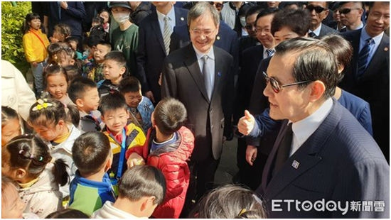 马英九走下中山陵前往孙中山纪念堂途中,与幼儿园小朋友互动。图自台湾ETtoday新闻云