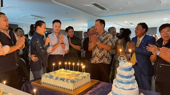 ·佩克（前左三）參加阿努廷（前右三）生日慶祝活動。（泰國《每日新聞》）