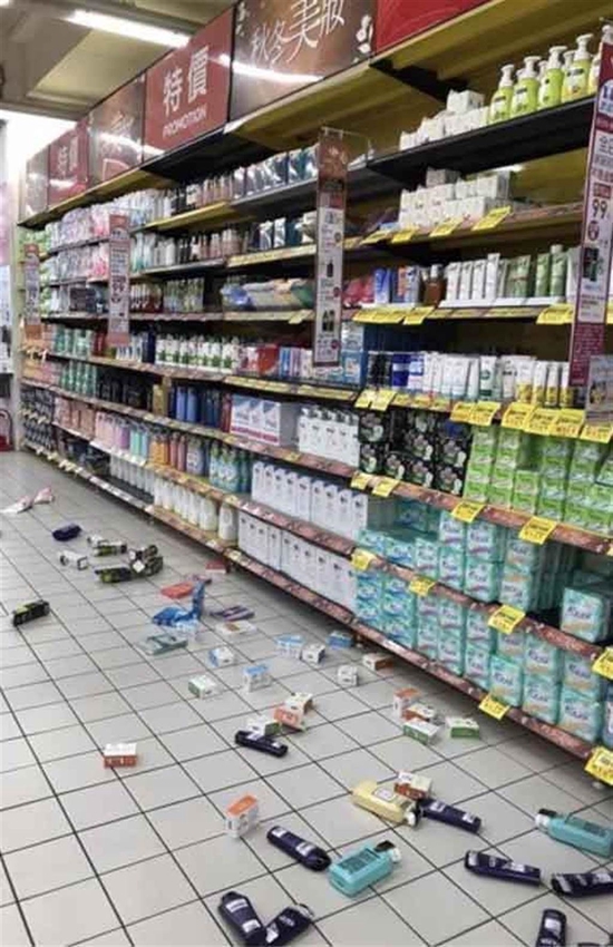 台湾突发6.4级地震:超市货物“如山崩倒塌” 有人被困电梯