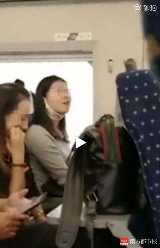靠窗女子在车厢内大声爆粗，和其他乘客发生争执。