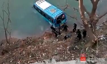 陕西公交坠江2死:开通不满1个月 当地设6个工