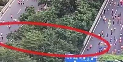 ▲比赛中,有人抄近道 图据网络