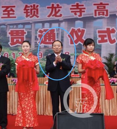 f0a12ecf7523af20b88905f848be7ede.jpg ▲2012年9月28日,杨光成为石锁高速领悟剪彩 。 图片/云南阳光道桥