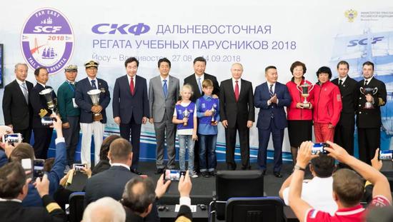 9月12日,第四届东方经济论坛全会在符拉迪沃斯托克举行。中国国度主席习近平、俄罗斯总统普京、蒙古国总统巴特图勒嘎、日本首相安倍晋三、韩国总理李洛渊等列席。这是全会后,与会各国指导人共同列席第三届“远东杯”国际帆船拉力赛第一赛段颁奖典礼。新华社记者 黄敬文 摄