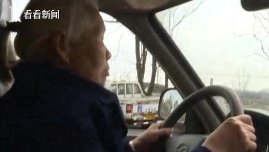 63岁老太考驾照“一把”通过科目二 教练：很意外