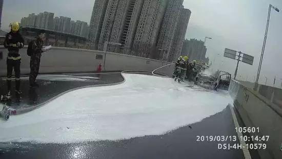 逆行上桥 这可能是洒水车最帅的一次出场(图)