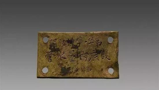 這是威海灣甲午沉艦遺址第一期調(diào)查項(xiàng)目出水的一塊“定遠(yuǎn)艦”的銅銘牌(資料照片)。(圖片來源:國(guó)家文物局水下文化遺產(chǎn)保護(hù)中心)