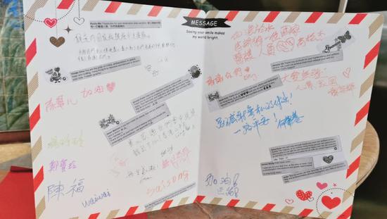 “火眼”是熬红了的双眼 援港检测队员重伤不下前线(图3) 香港市民向内地核酸检测支援队成员送去心意卡。