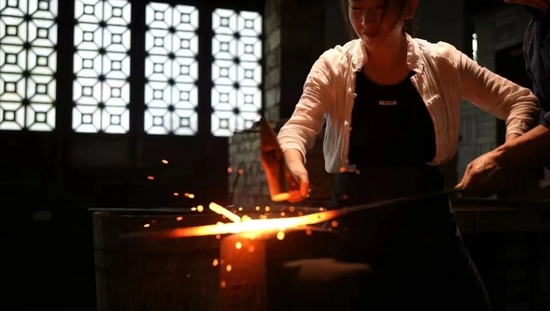 張含亮正在學習鑄劍。