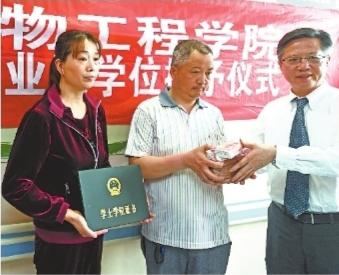李毅教授(右)将证书及善款交给华颖父母