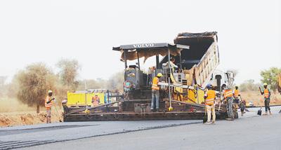 中国和塞内加尔的建设者们在捷斯—图巴高速公路项目进行铺路工作。本报记者 吕 强摄