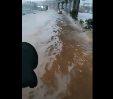 河水蔓延至街道(推特视频截图)