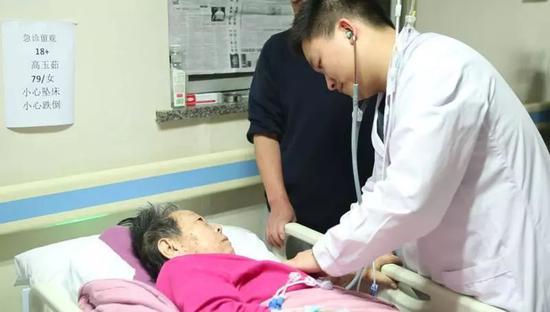 4月25日晚上20时许，北京医院急诊科医生李昱在检查抢救后病人的病情。新京报记者杨得超、李戈戈摄