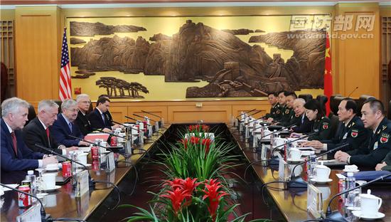 27日上午，国务委员兼国防部长魏凤和与来访的美国国防部长马蒂斯举行会谈。 李晓伟 摄