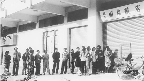 1984年深圳取消粮油额定供应,人们在园岭粮店排队购粮(深圳博物馆供图)
