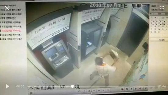 男子取钱卡被吞搬石头砸ATM：想叫醒里面睡着的人