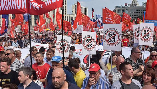 2018年7月28日，莫斯科，俄罗斯共产党的支持者和左翼运动的积极分子参加集会活动，抗议俄罗斯政府计划延长退休年龄。图片来源：视觉中国