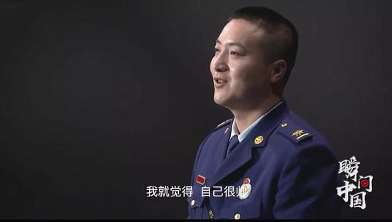 消防员用钢丝球洗澡 忍痛刷好几天才能洗干净