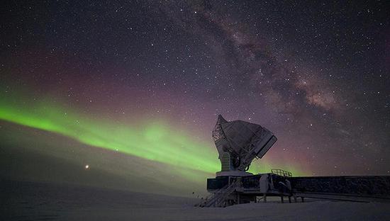“事件视界望远镜”中的南极望远镜。图片来源：South Pole Telescope
