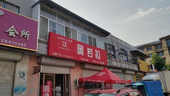 还原快递员下跪真相：一个芒果引发的风暴