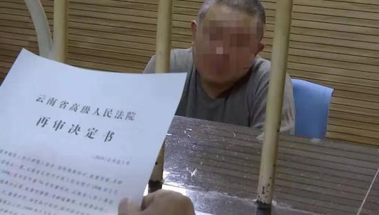 7月26日，云南高院法官依法向被羁押中的孙小果送达再审决定书