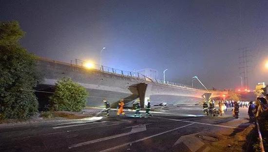  江苏无锡高架桥垮塌事故现场（来源：VCG）